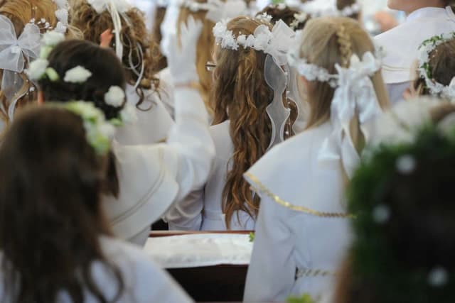 Ile się daje na komunię jako chrzestny? Odkryj odpowiednią kwotę