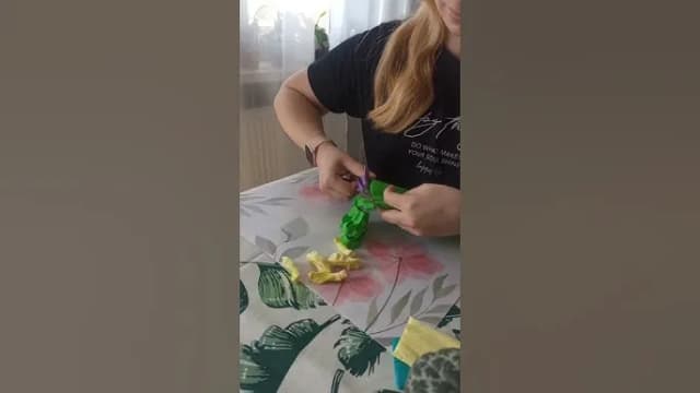 Jak zrobić tubę strzelającą konfetti - proste kroki i materiały