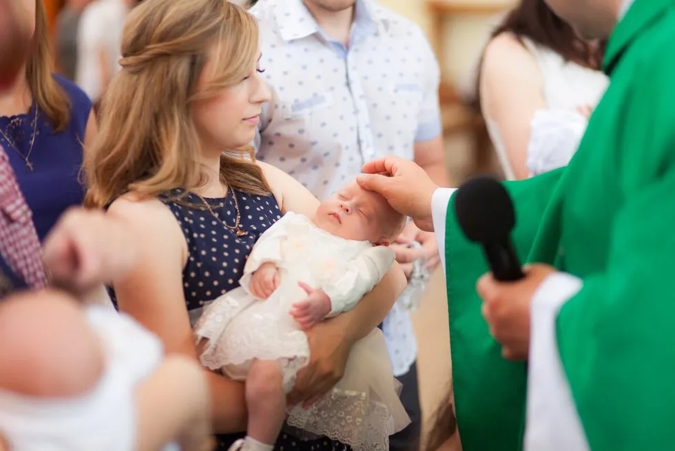 Ile się daje na chrzciny jako gość? Odpowiednie kwoty i wskazówki