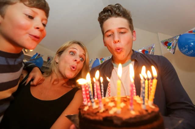 Ile się daje na 18 jako chrzestny? Odkryj typowe kwoty prezentów Ile się daje na 18 jako chrzestny? Odkryj typowe kwoty prezentów
