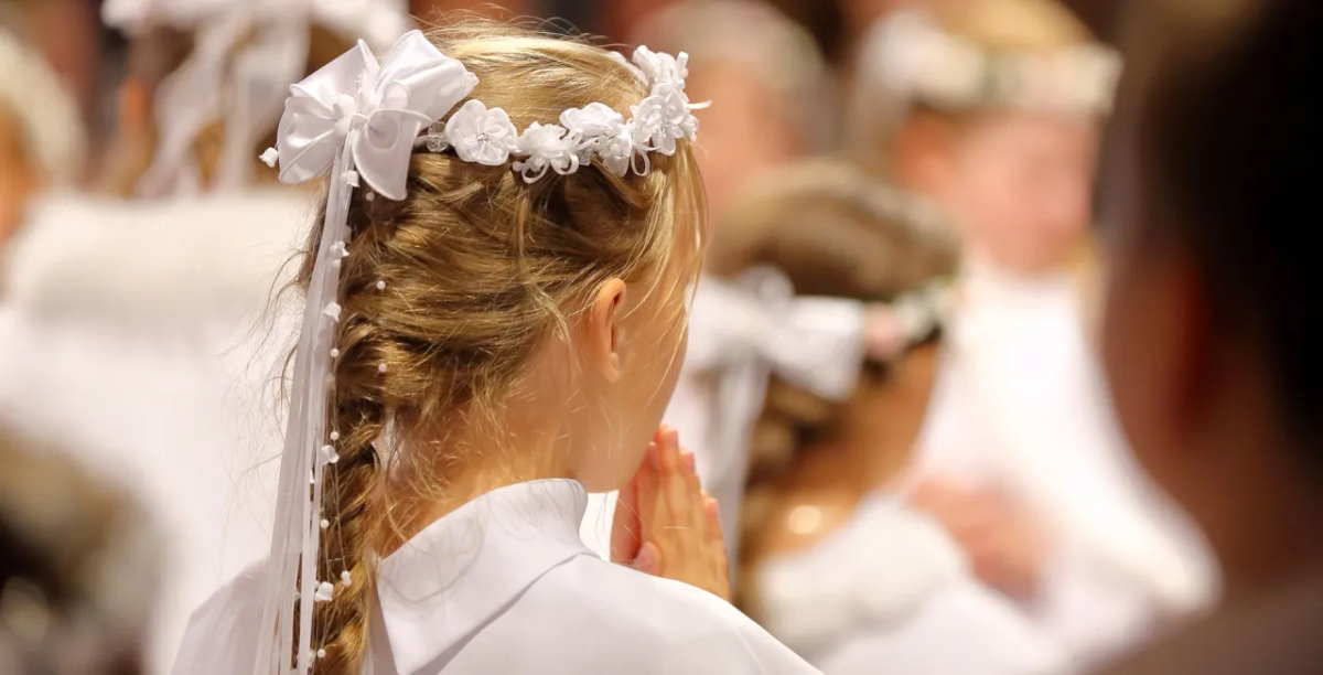 Ile się daje na komunię świętą? Zaskakujące kwoty od bliskich