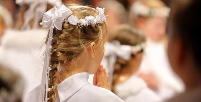 Ile się daje na komunię świętą? Zaskakujące kwoty od bliskich